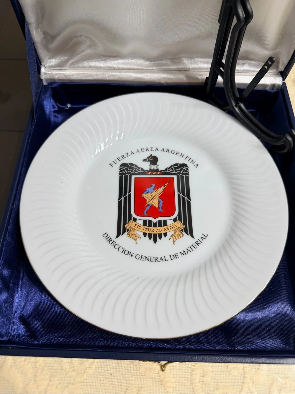 ‘FUERZA AEREA’ Argentina Air Force porcelain plate with gold trim.